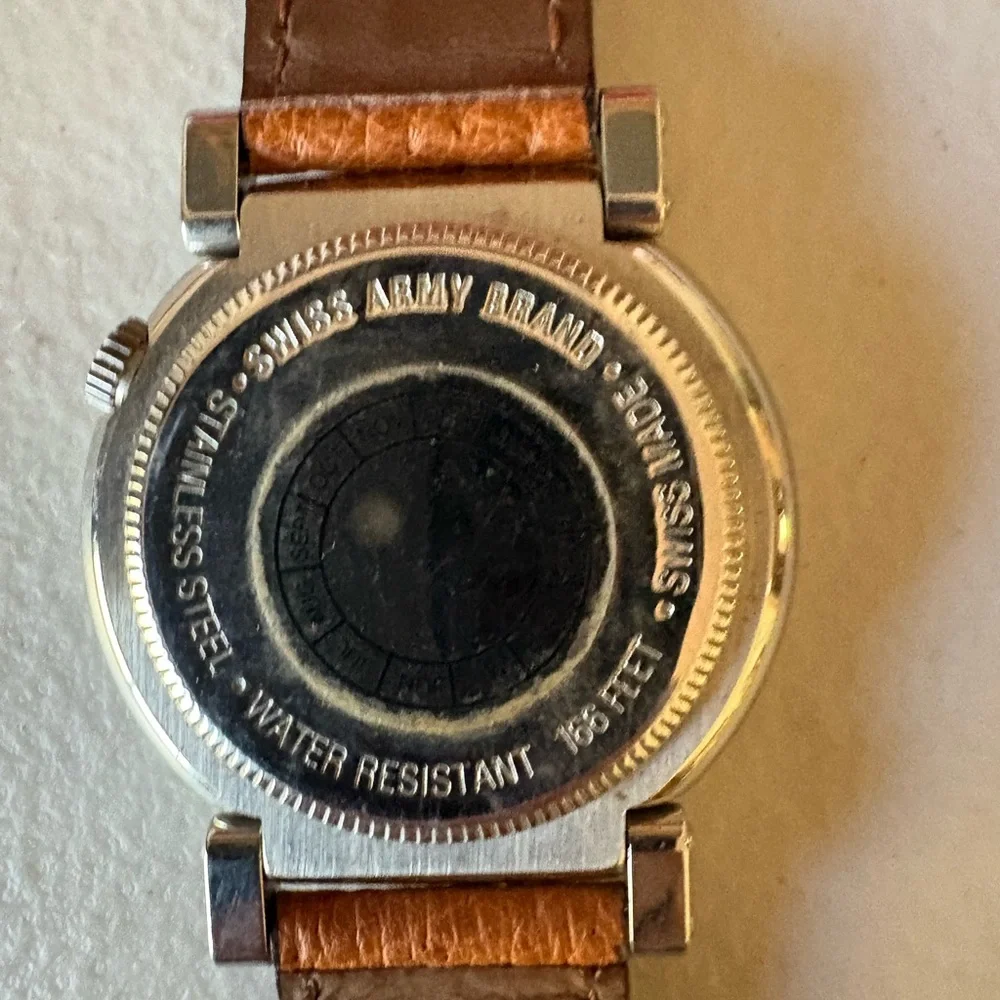 Classic Swiss Army Men’s Watch With Brown Leather Band. - Picture 3 of 3